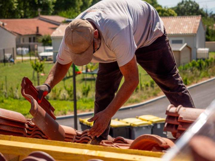 Remplacement de tuiles en toute efficacité et dans les plus brefs délais.